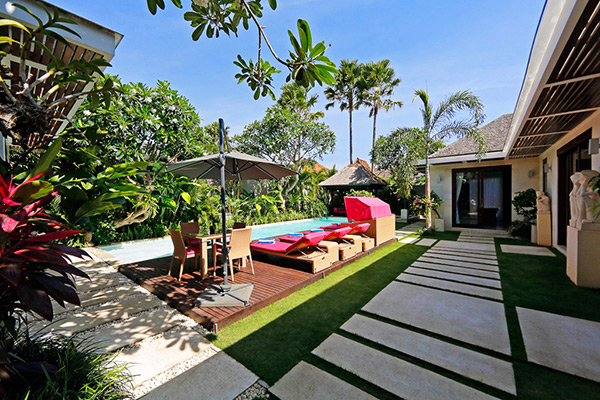 bed-villa-garden-600px - Chandra Bali Villas